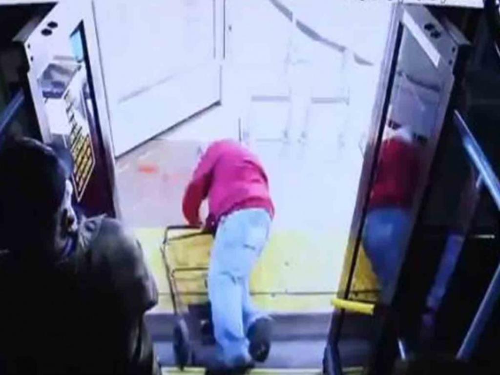 VIDEO: Empuja a anciano de camión y muere por golpe en la cabeza. Noticias en tiempo real