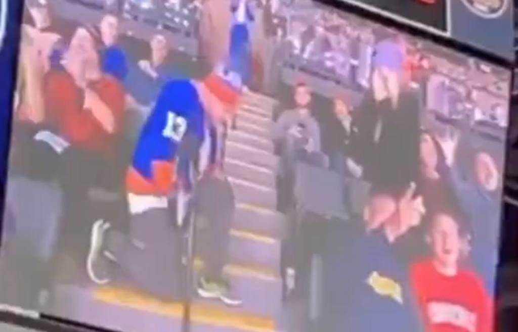 Hombre trollea a su mujer en partido de hockey. Noticias en tiempo real