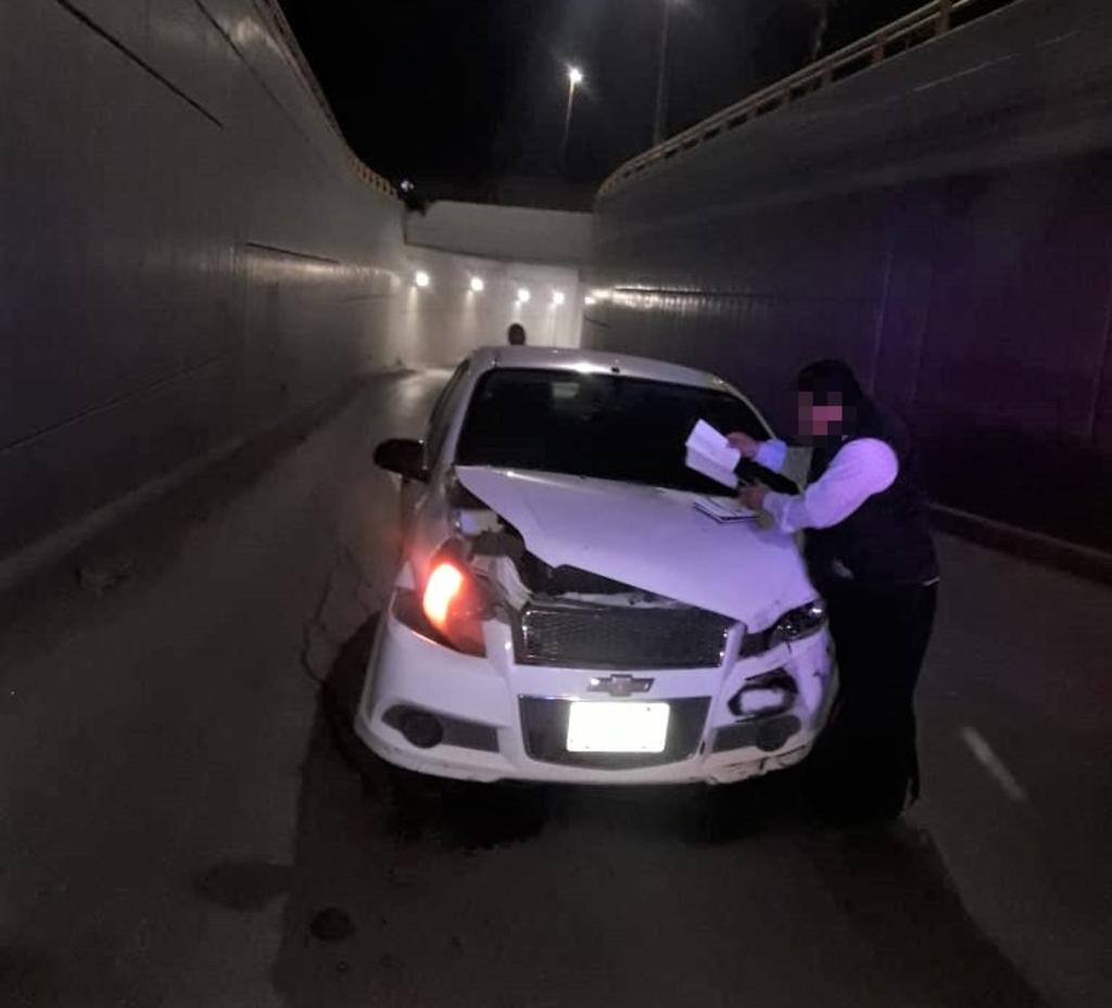 Impacta su auto contra muro de desnivel en el Periférico de Torreón. Noticias en tiempo real