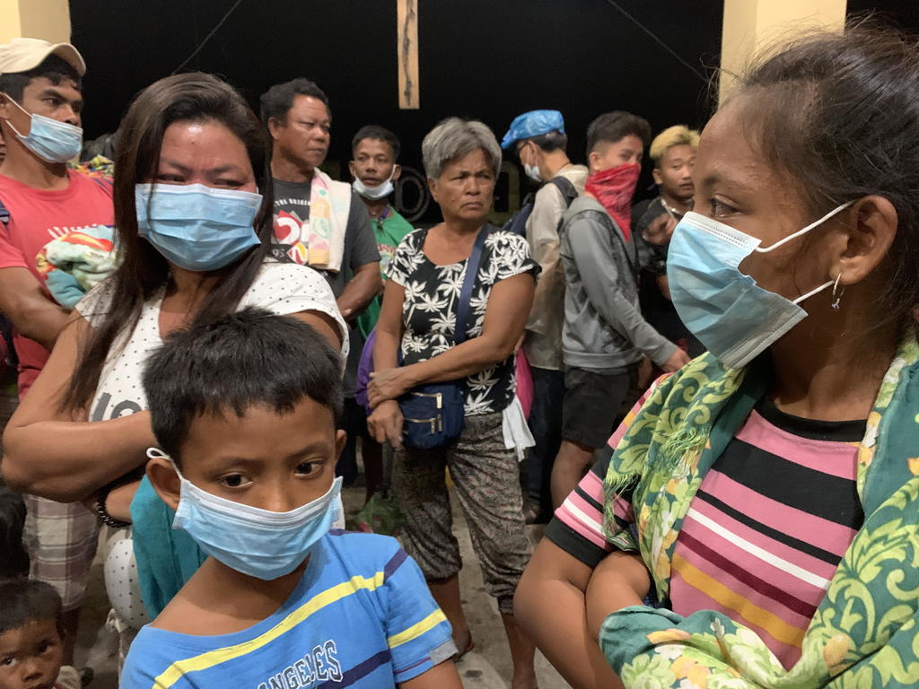 Evacuan a miles de personas por erupción inminente de volcán en Filipinas. Noticias en tiempo real