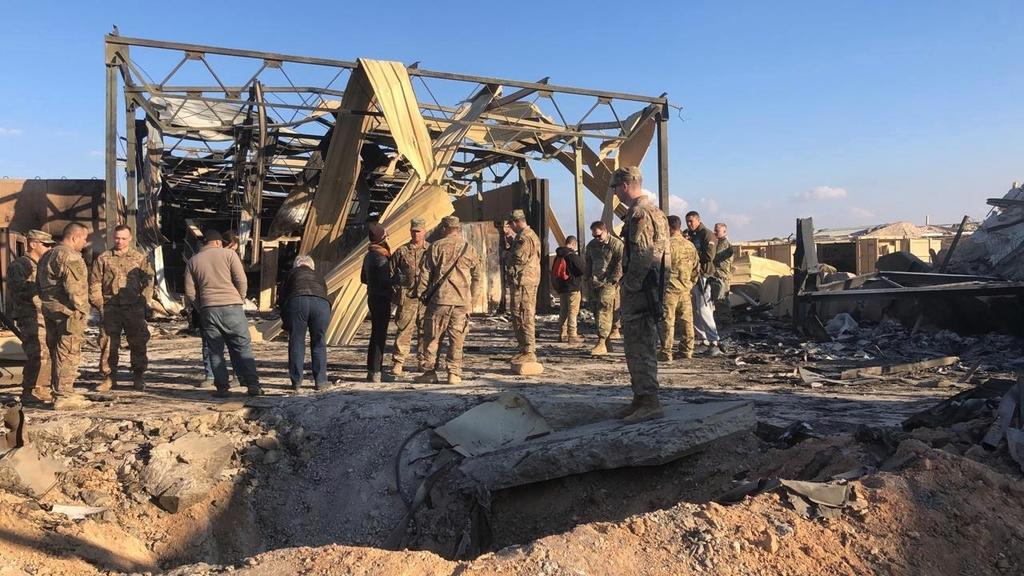 Soldados de EUA retiran escombros de base tras ataque iraní. Noticias en tiempo real