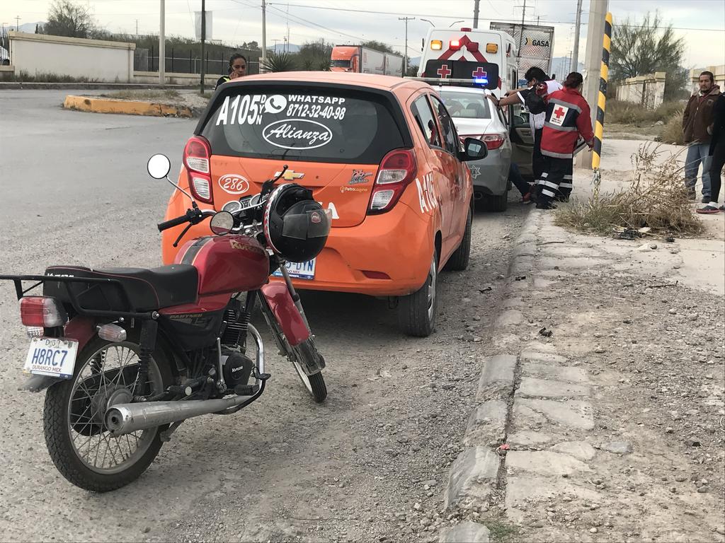 Mujer motociclista se impacta contra taxi en Gómez Palacio. Noticias en tiempo real