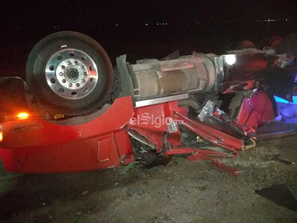 Muere trailero tras sufrir volcadura sobre la autopista Torreón-Saltillo. Noticias en tiempo real