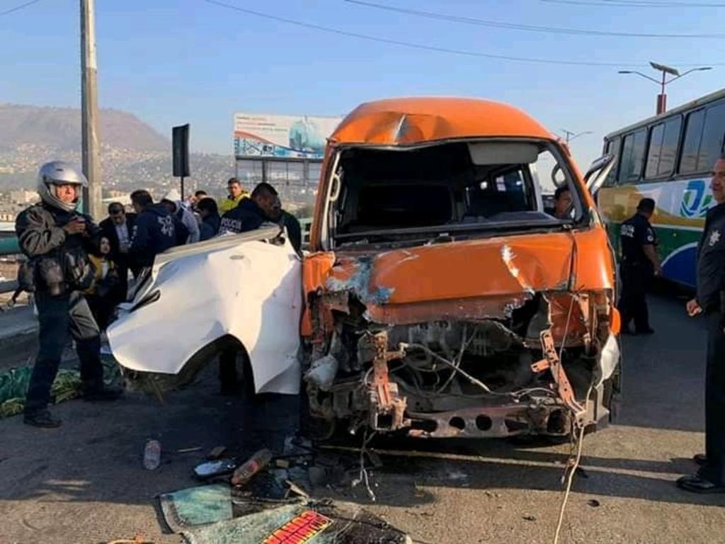 Choca camioneta de transporte contra tráiler en la México-Pachuca. Noticias en tiempo real