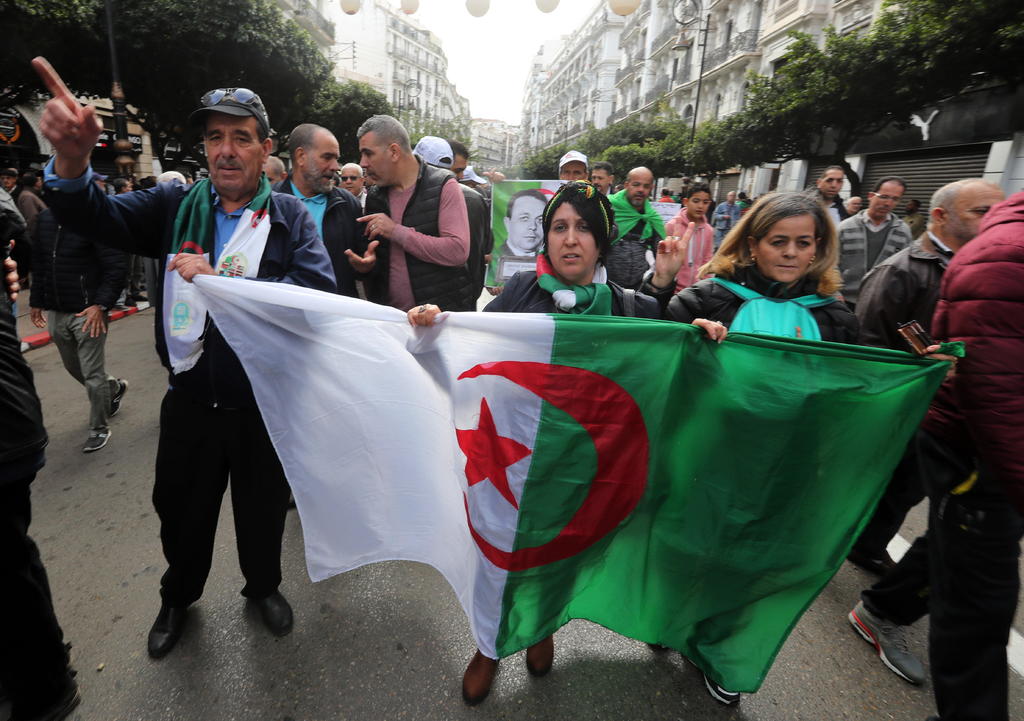 Continúan protestas en Argelia pese al anuncio de reformas y los arrestos. Noticias en tiempo real