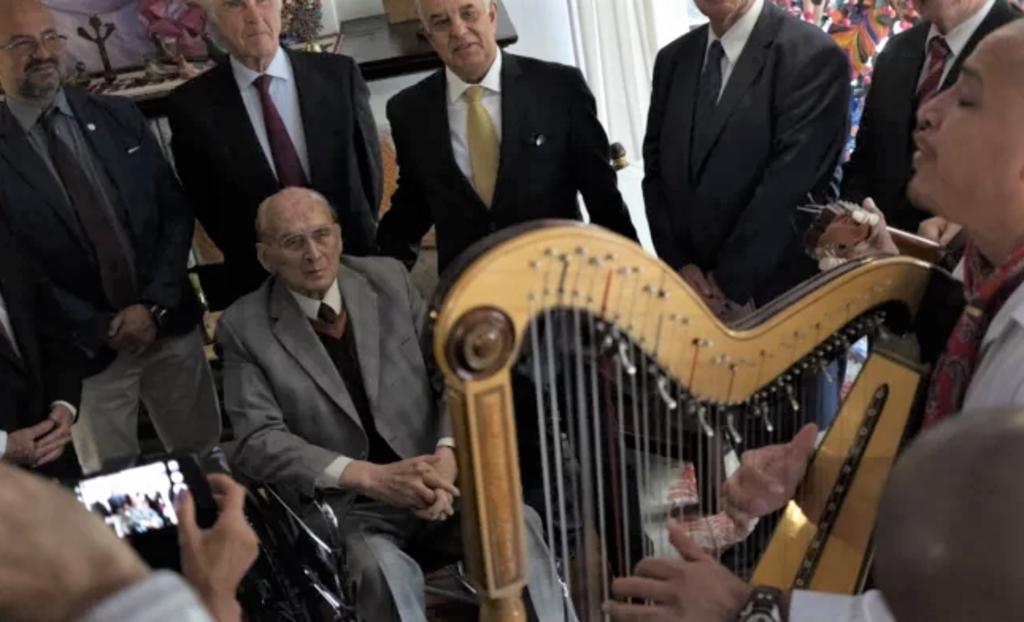 Luis Echeverría llega a 98 años; festeja con mole y glorias. Noticias en tiempo real