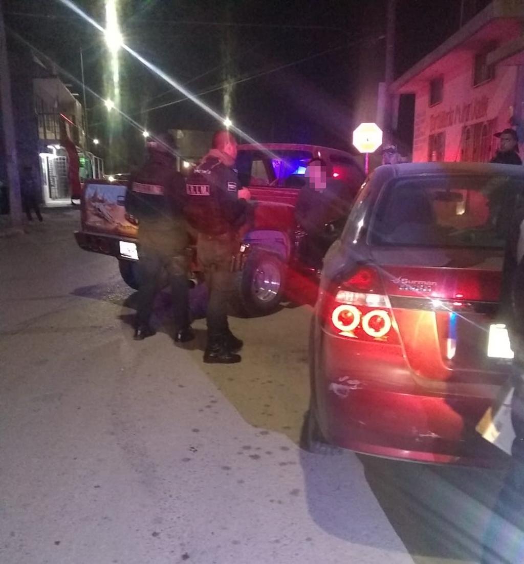 Joven ebrio impacta su camioneta contra auto estacionado en Gómez Palacio. Noticias en tiempo real