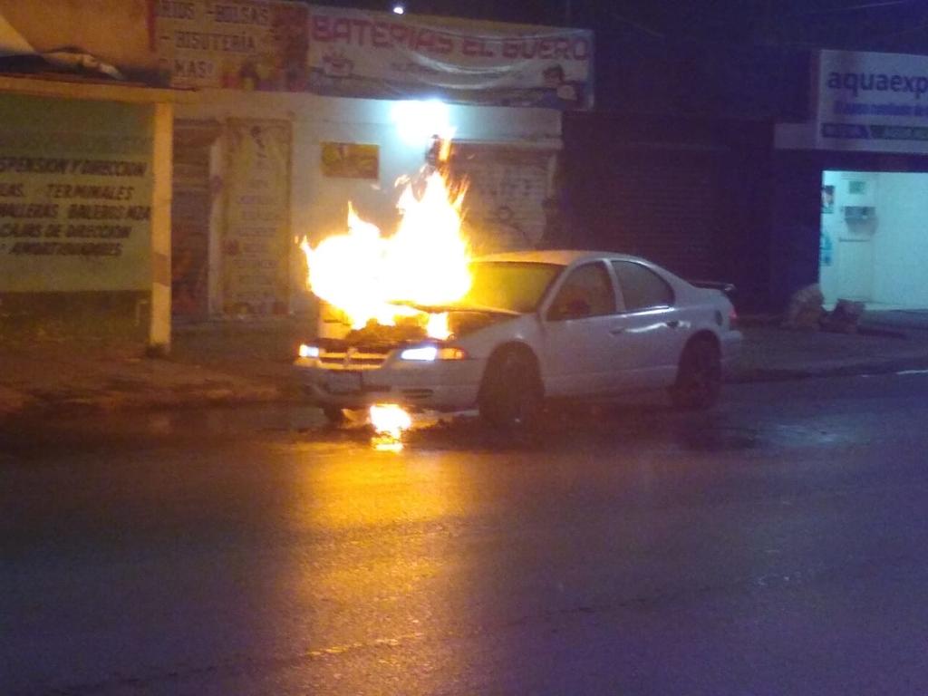 Se incendia vehículo en Gómez Palacio. Noticias en tiempo real