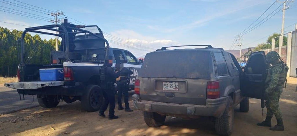 Autoridades aseguran camioneta con blindaje artesanal en Aguililla. Noticias en tiempo real