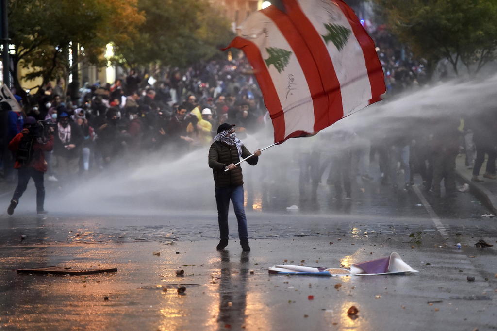 Reportan decenas de heridos tras represión de protestas en Líbano. Noticias en tiempo real