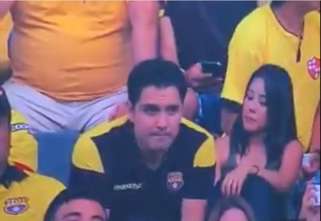 VIRAL: Kiss Cam descubre infidelidad durante partido de futbol. Noticias en tiempo real