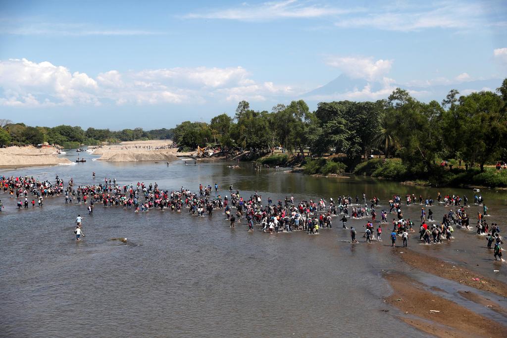 Migrantes de la caravana cruzan el río Suchiate con rumbo a México. Noticias en tiempo real