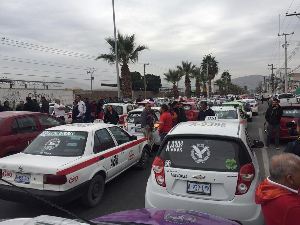 Bloquean taxistas Subdirección de Transportes en Gómez Palacio. Noticias en tiempo real