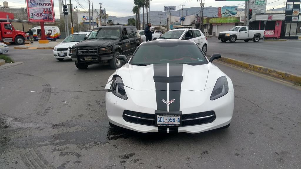 Corvette se impacta contra camioneta en Torreón. Noticias en tiempo real