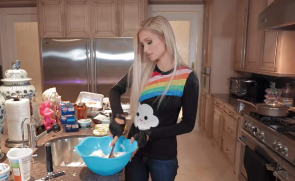 Paris Hilton da lecciones de cocina con Cooking with Paris en Youtube. Noticias en tiempo real