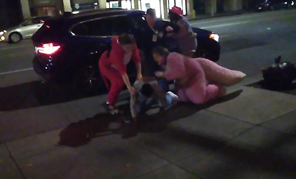 VIDEO: Mujeres disfrazadas salvan a una chica que estaba siendo golpeada. Noticias en tiempo real