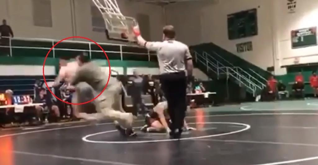 VIDEO: Padre arremete contra el oponente de su hijo en torneo de lucha. Noticias en tiempo real