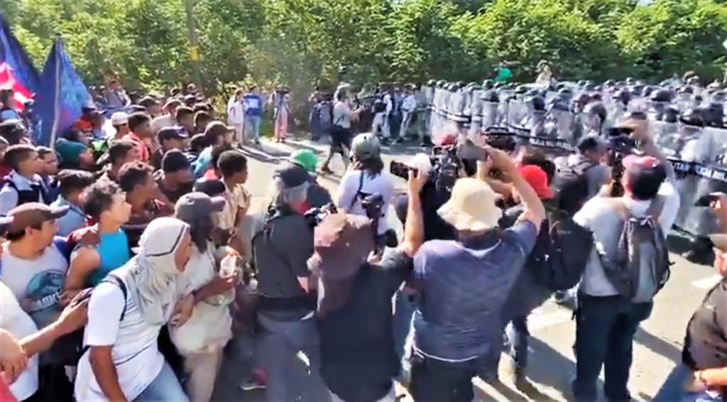 Guardia Nacional frena a golpes a migrantes en Chiapas. Noticias en tiempo real
