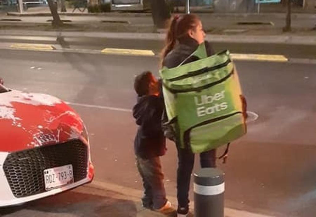 Conmueven madre y su hijo que reparten pedidos de Uber Eats caminando. Noticias en tiempo real