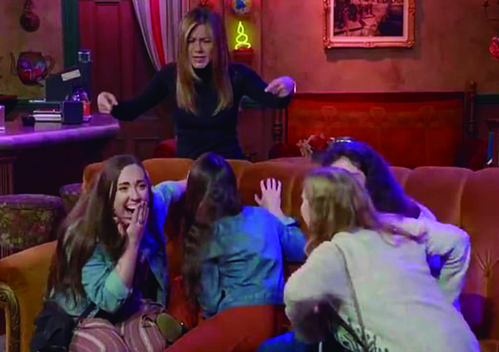 Jennifer Aniston sorprende a fans de Friends durante su visita al set. Noticias en tiempo real
