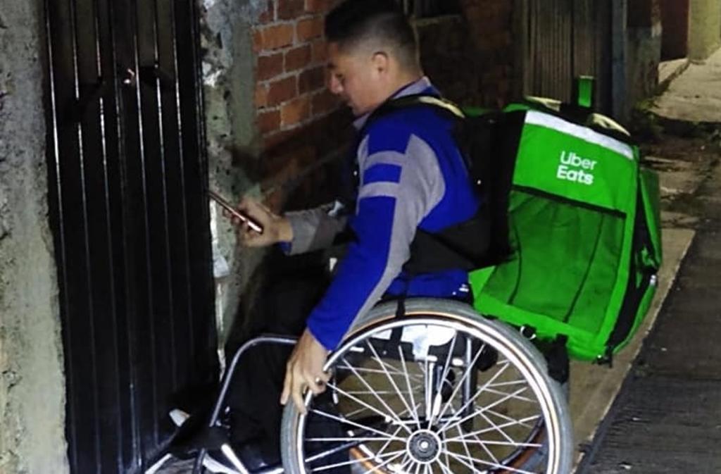 Joven repartidor de Uber Eats en silla de ruedas conquista a internautas. Noticias en tiempo real