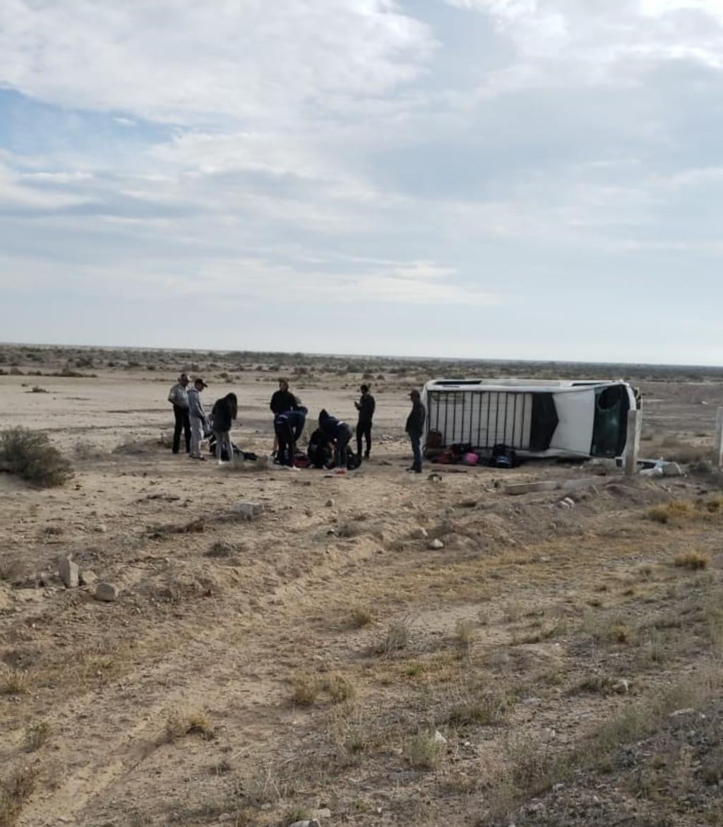 Camioneta vuelca en carretera Torreón-Saltillo; hay cuatro lesionados. Noticias en tiempo real