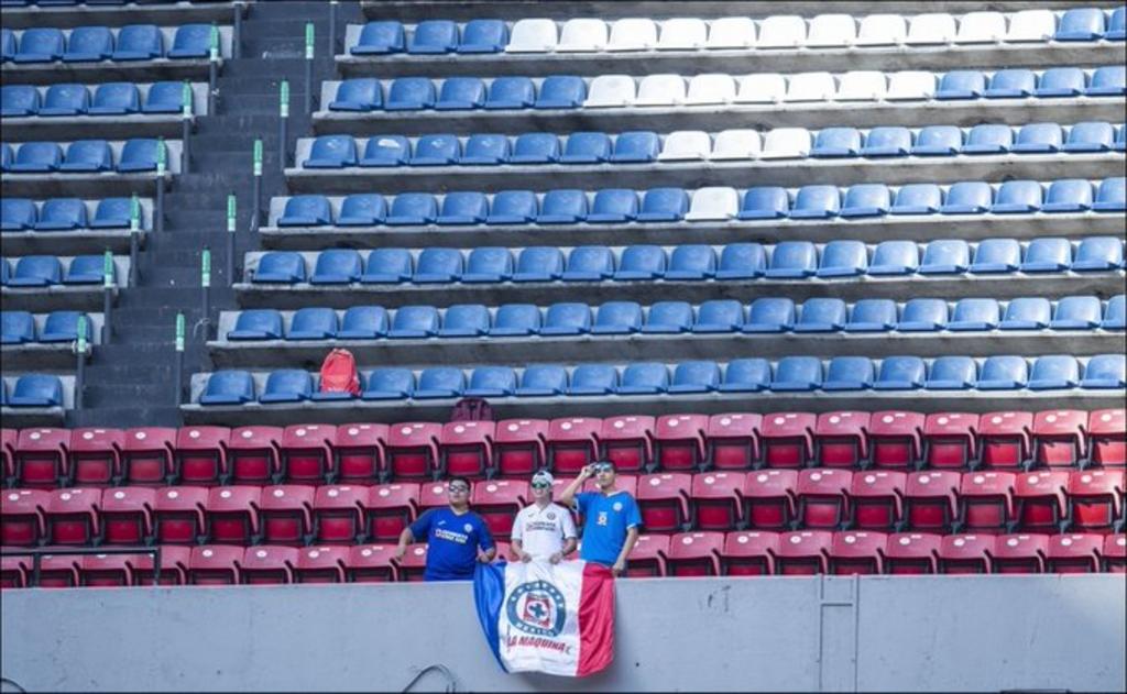 Aficionados abandonan a Cruz Azul en el Estadio Azteca. Noticias en tiempo real
