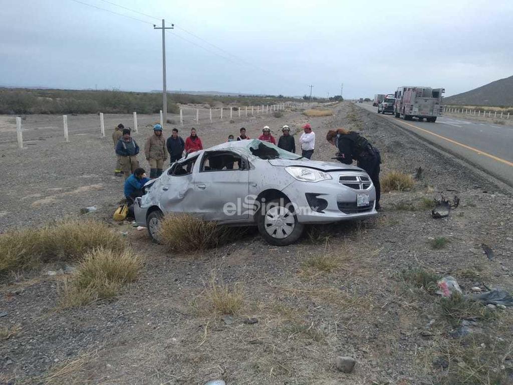 Familia sufre volcadura en la Torreón-Saltillo; una mujer está grave. Noticias en tiempo real