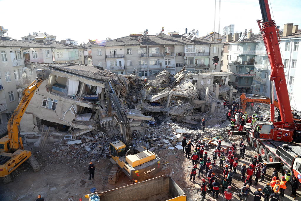 Suman 35 muertos por sismo en Turquía. Noticias en tiempo real