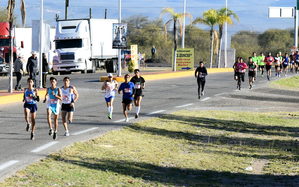 Corren en Cuencamé la Carrera Atlética 5 y 10 K . Noticias en tiempo real