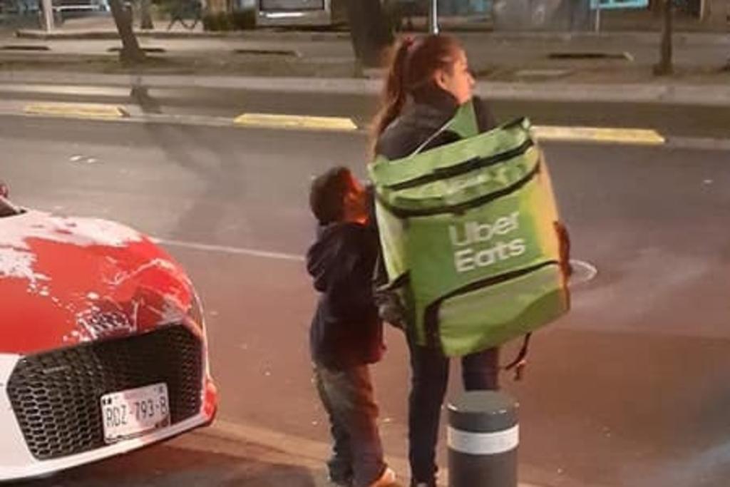 La verdad tras la foto de la mujer con su hijo repartiendo pedidos de Uber Eats. Noticias en tiempo real