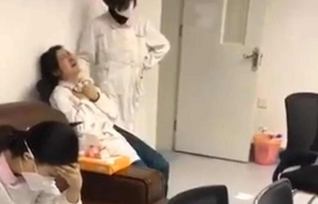 Difunden video de doctora de Wuhan llorando y gritando por el coronavirus. Noticias en tiempo real
