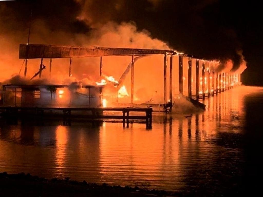 Incendio en muelle de Alabama deja cinco personas muertas. Noticias en tiempo real