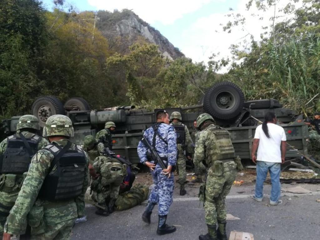 Suman 5 muertos por volcadura de vehículo militar en Oaxaca. Noticias en tiempo real