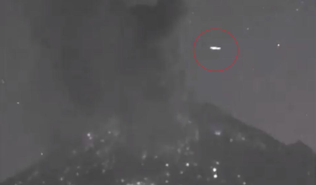 VIRAL: Captan objeto luminoso cerca del Popocatépetl tras explosión. Noticias en tiempo real