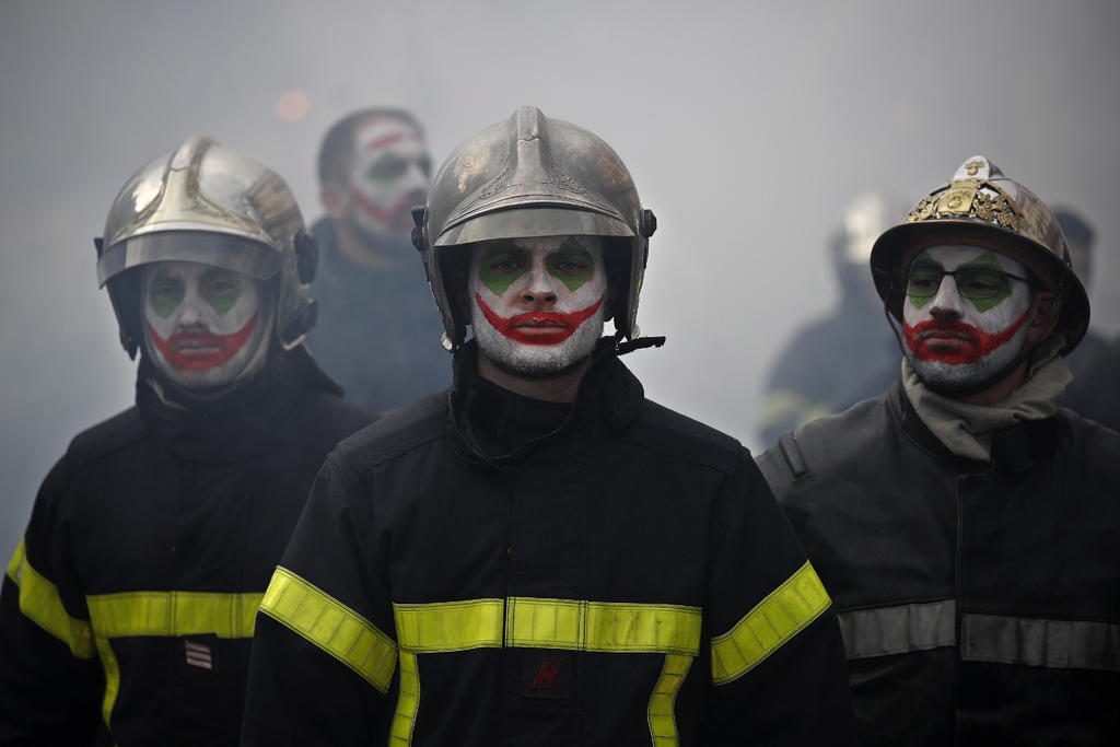 Protestan bomberos en París; exigen mejores condiciones laborales. Noticias en tiempo real