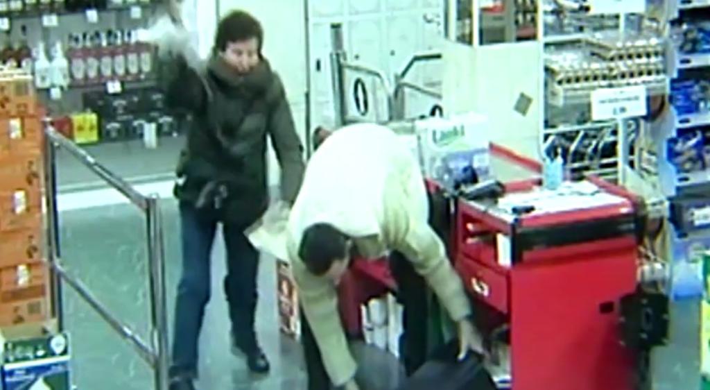 VIDEO: Valiente abuelita se enfrente a sombrillazos a ladrón en supermercado. Noticias en tiempo real