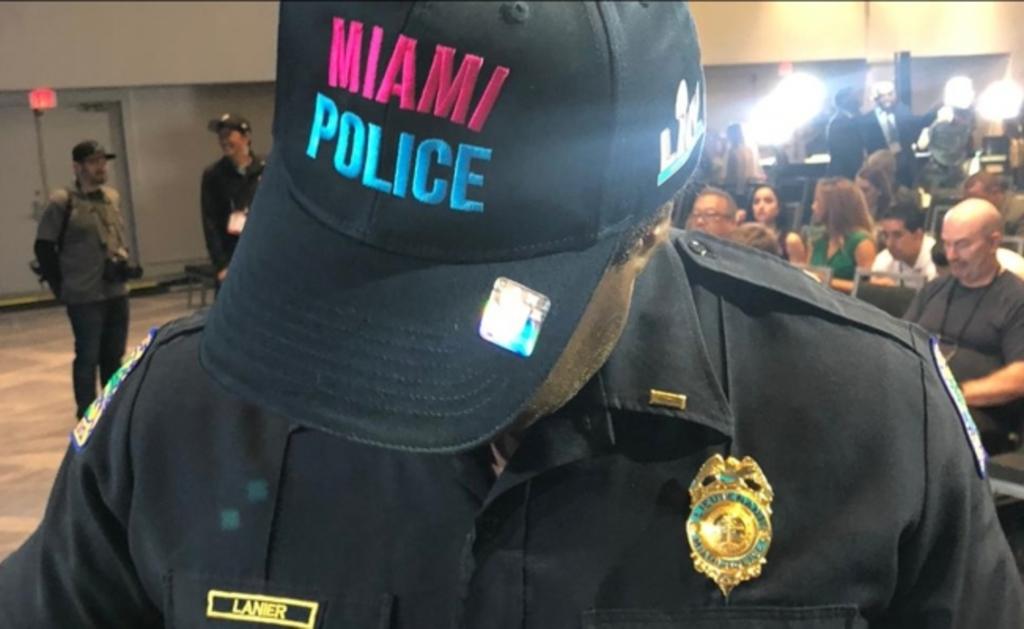 Policías de Miami se visten con ropa del Super Bowl LIV. Noticias en tiempo real