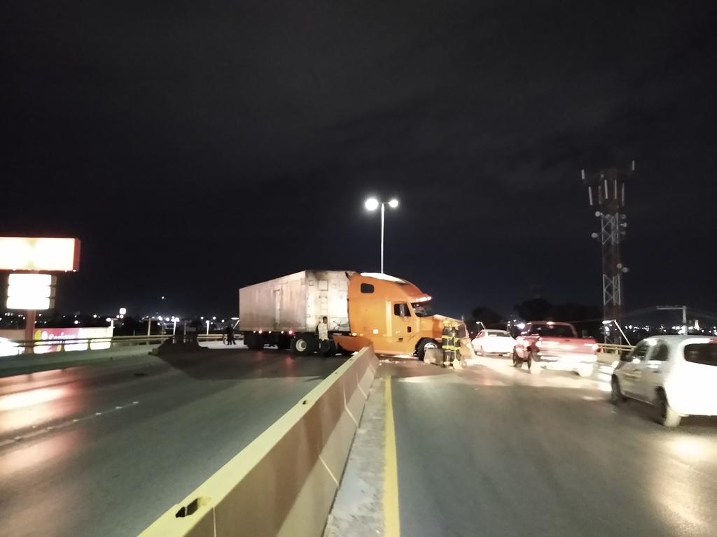 Tráiler provoca aparatoso accidente en carretera Torreón-Matamoros. Noticias en tiempo real