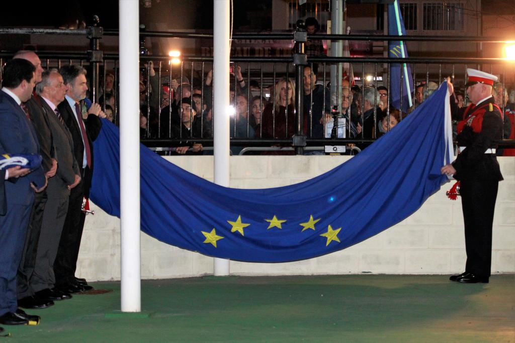 Gibraltar se despide de la UE con la deposición de la bandera europea. Noticias en tiempo real