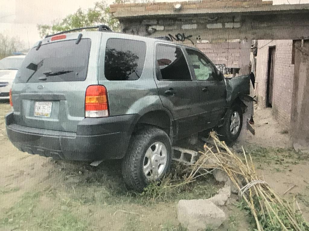 Joven mujer impacta su camioneta contra finca en Lerdo. Noticias en tiempo real