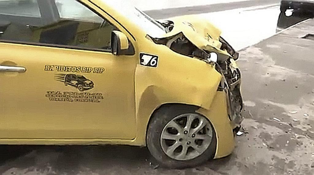 Taxi protagoniza fuerte choque contra vehículo estacionado en bulevar Torreón-Matamoros. Noticias en tiempo real