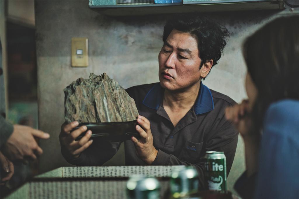 La tradición coreana detrás de la piedra de la cinta Parasites. Noticias en tiempo real