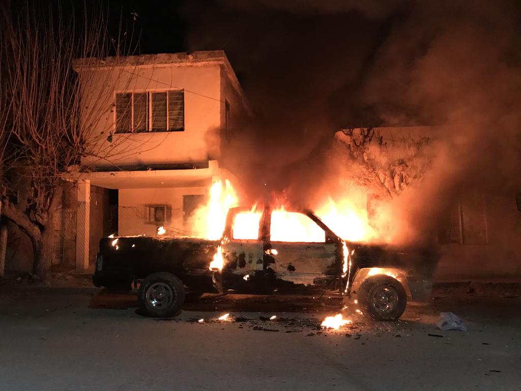 Vecino iracundo incendia su camioneta en Monclova. Noticias en tiempo real