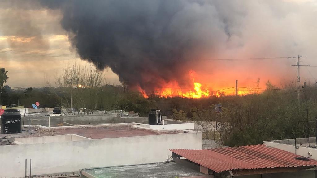 Incendio considerable amenaza viviendas en municipio de Frontera. Noticias en tiempo real
