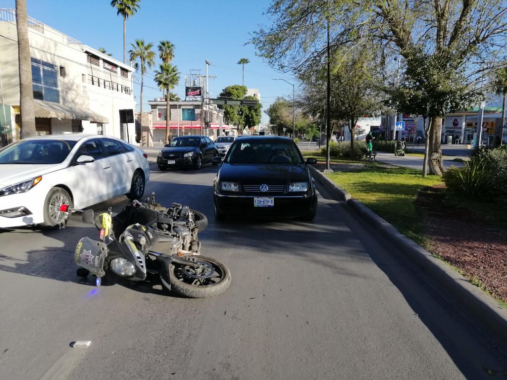 Conductora arrolla a un agente de Vialidad en la calzada Colón de Torreón. Noticias en tiempo real