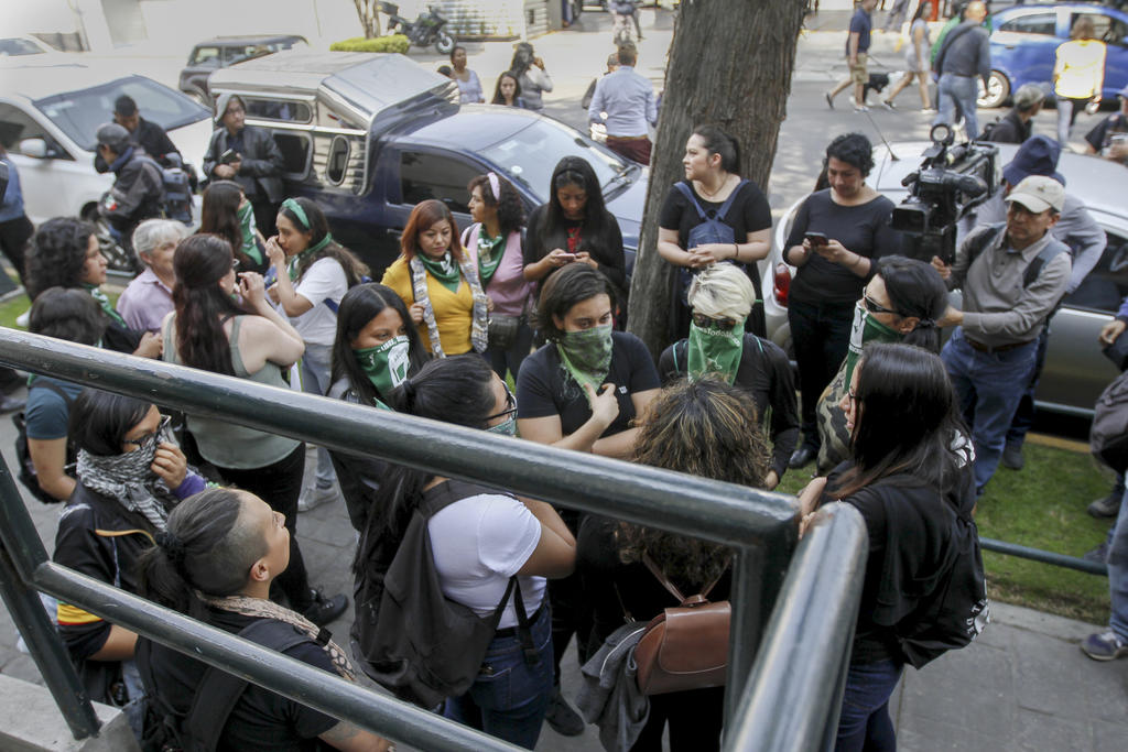 Mujeres protestan contra medios por publicar fotografías del caso Ingrid. Noticias en tiempo real