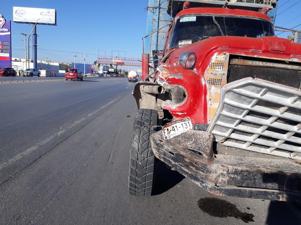 Choca camioneta contra torton en la Torreón-Matamoros. Noticias en tiempo real
