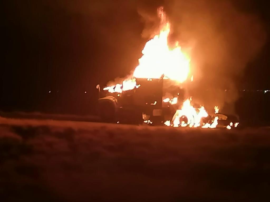 Se incendia tráiler en la autopista Gómez Palacio-Jiménez. Noticias en tiempo real