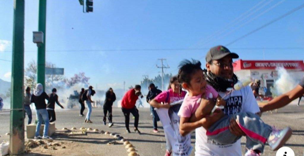 Reprimen marcha de normalistas y familiares de los 43 en Chiapas. Noticias en tiempo real